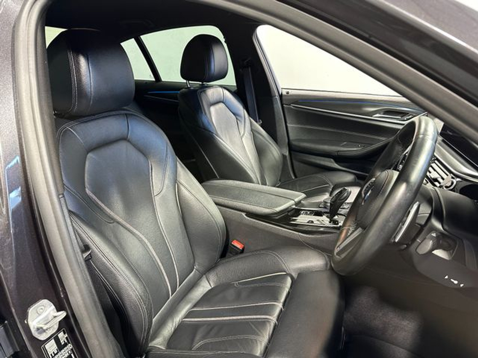 2020 BMW 5 Series - image 9