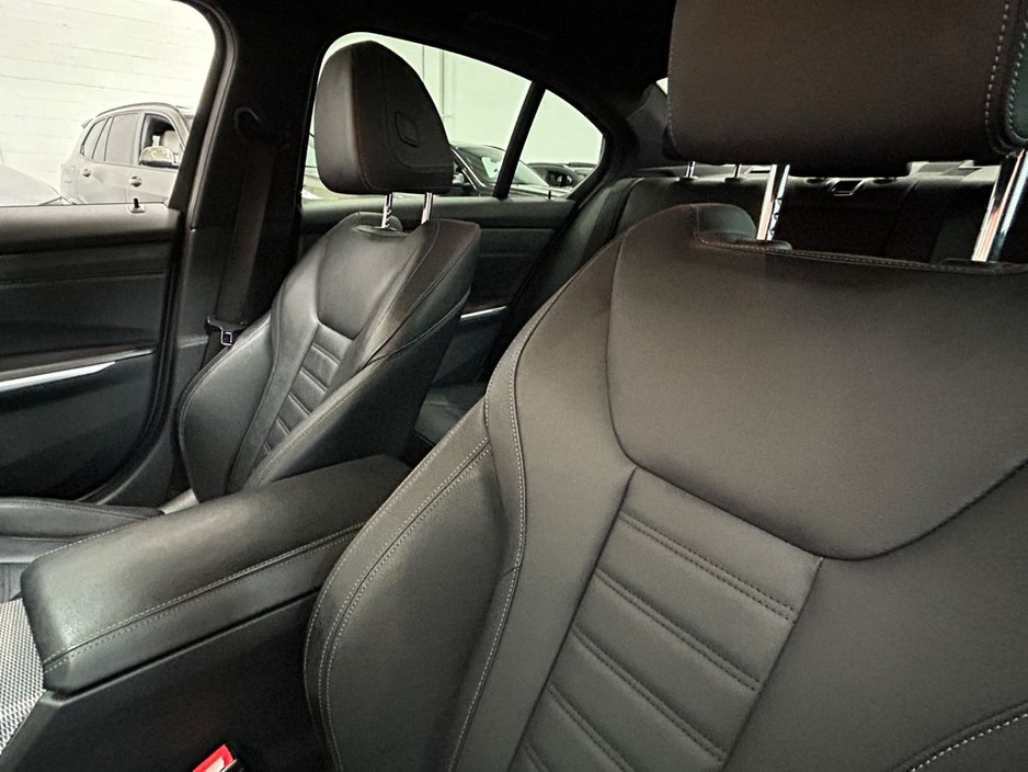 2021 BMW 3 Series - image 22