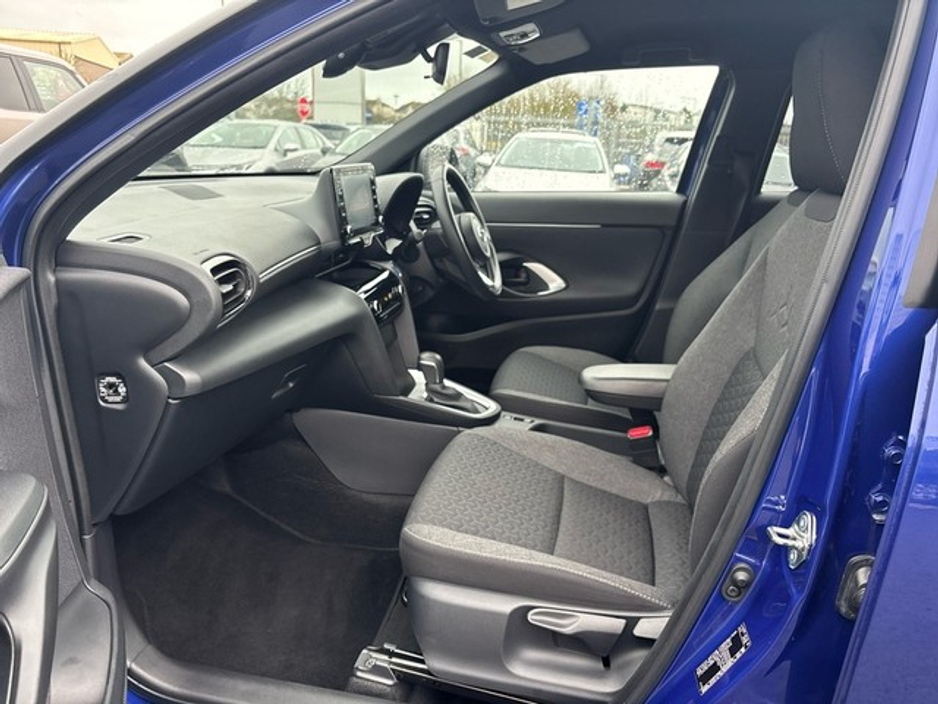 2024 Toyota Yaris Cross - image 6