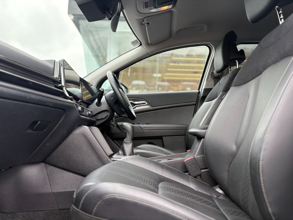 2025 Kia Sportage - image 2