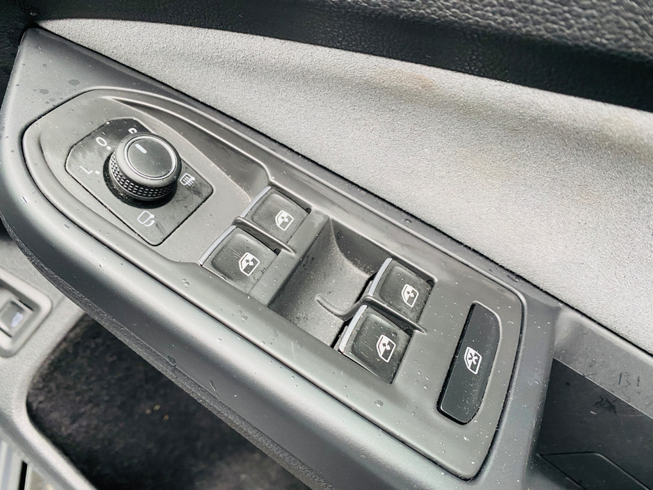 2023 Volkswagen Golf - image 24