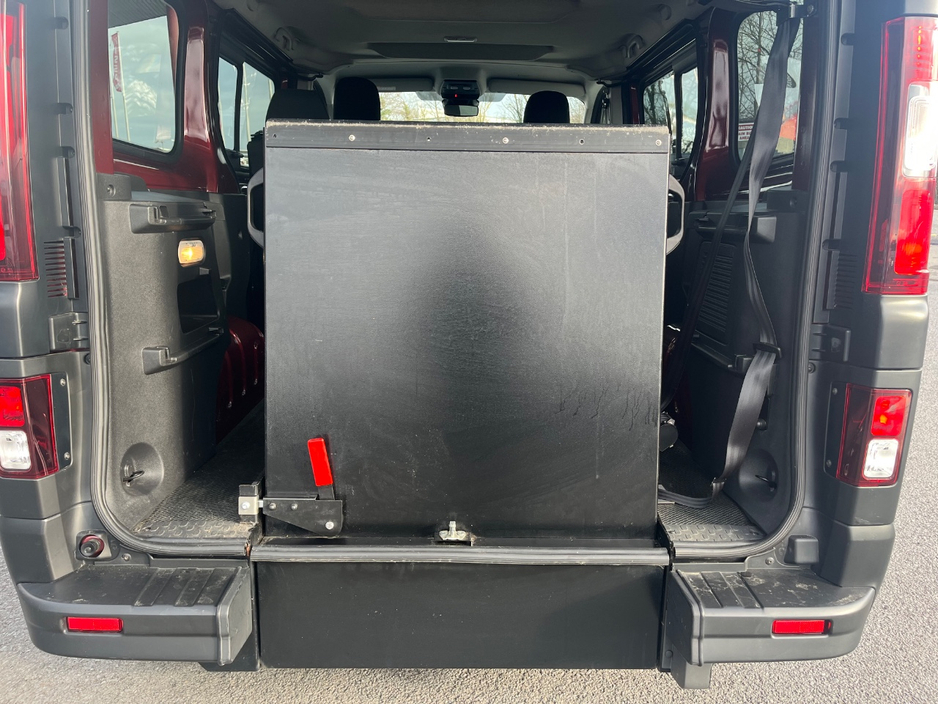 2023 Renault Trafic Passenger - image 8