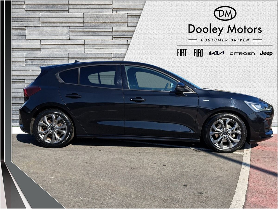 2022 Ford Focus - image 8