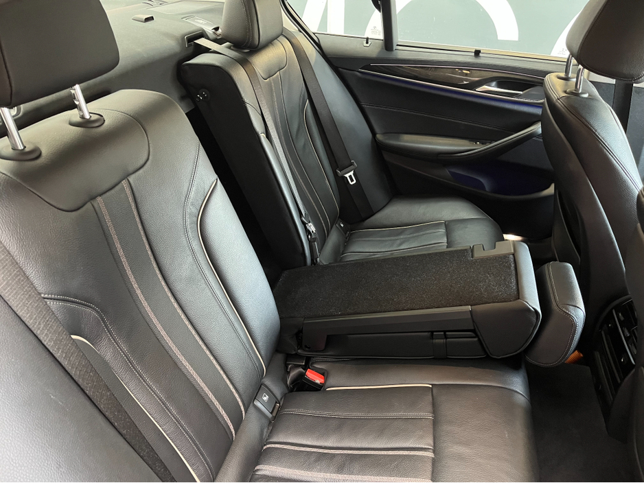 2018 BMW 5 Series - image 12