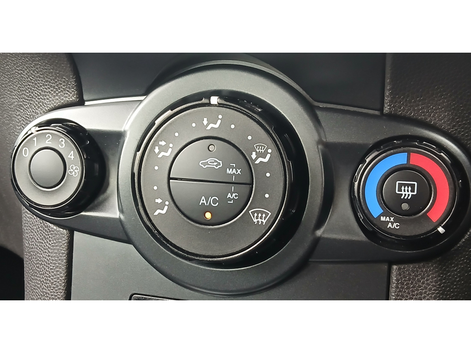 2015 Ford Fiesta - image 9