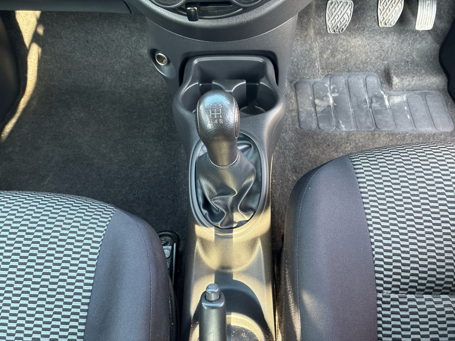 2015 Nissan Micra - image 14