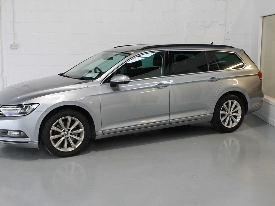 2019 Volkswagen Passat - image 4