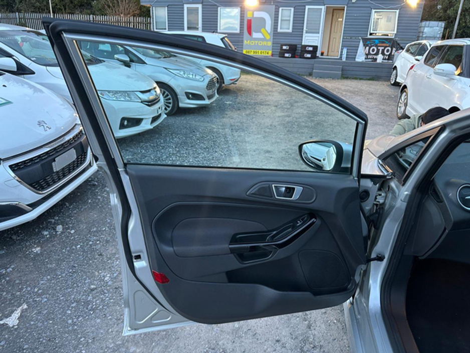 2016 Ford Fiesta - image 7