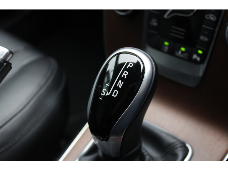 2017 Volvo V40 - image 16