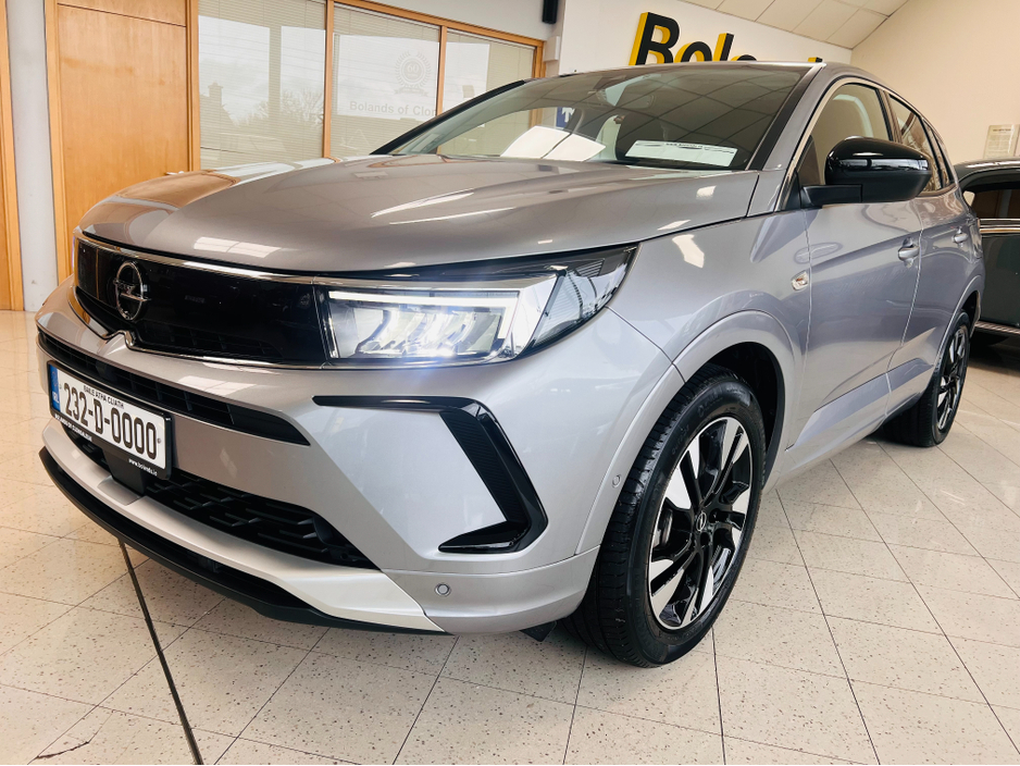 2023 Opel Grandland OPEL EDITION Plug In Hybrid As New Only 8000 Kms Huge Spec Now On Sale www.bolands.ie Est.1955 €28,950