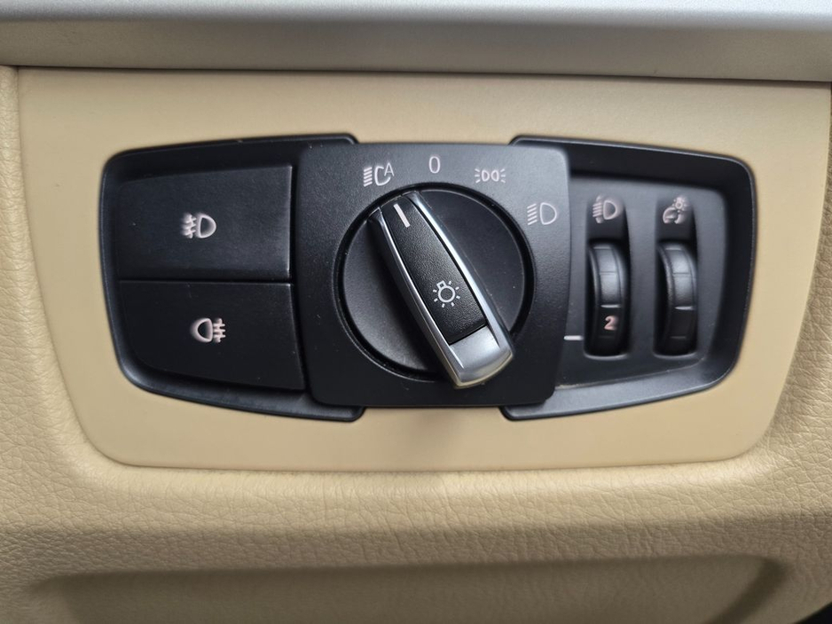 2017 BMW 3 Series - image 18