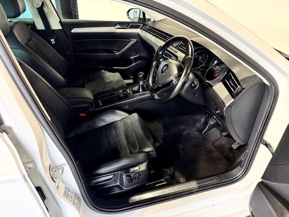 2017 Volkswagen Passat - image 8