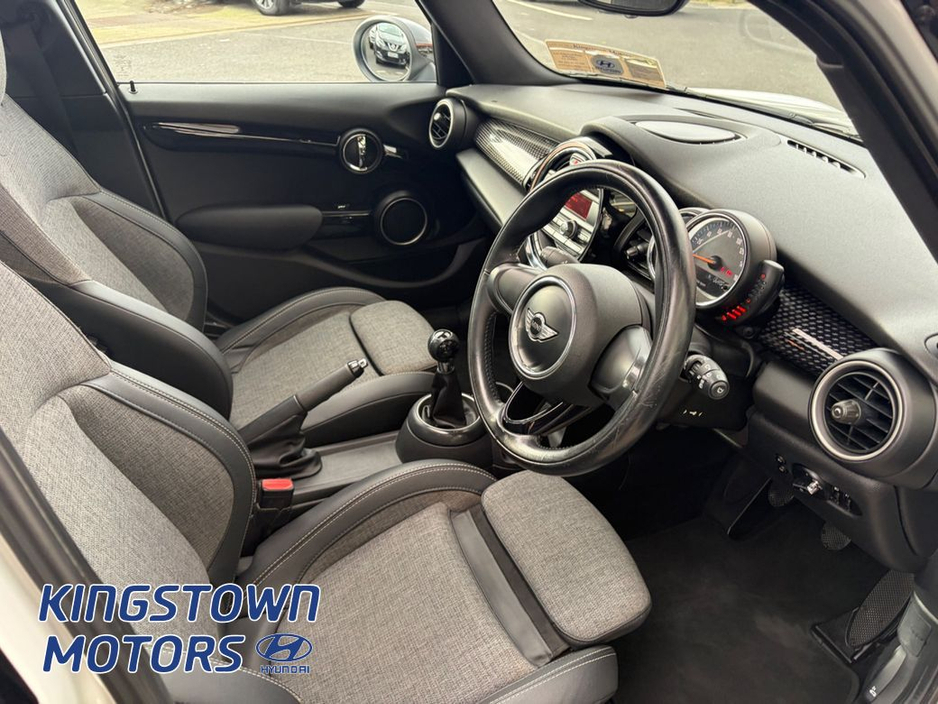 2015 MINI Cooper - image 5