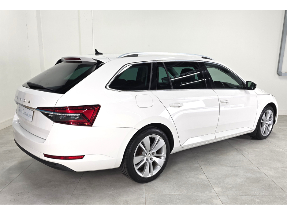 2020 Skoda Superb - image 4