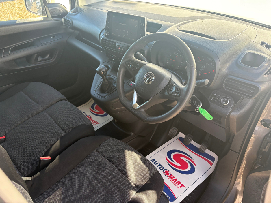 2023 Vauxhall Combo - image 10