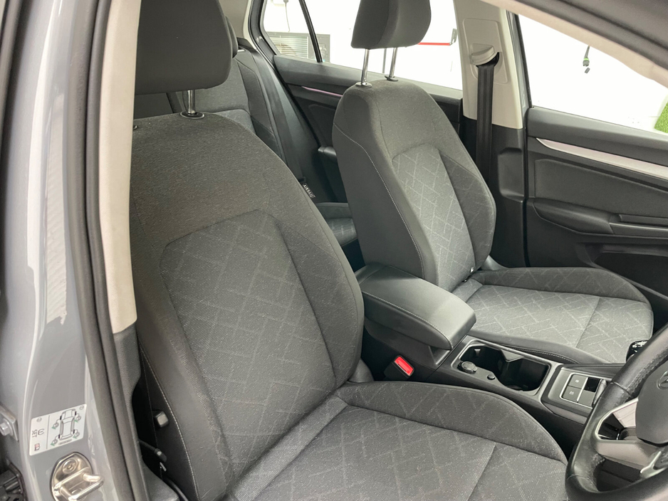 2023 Volkswagen Golf - image 10