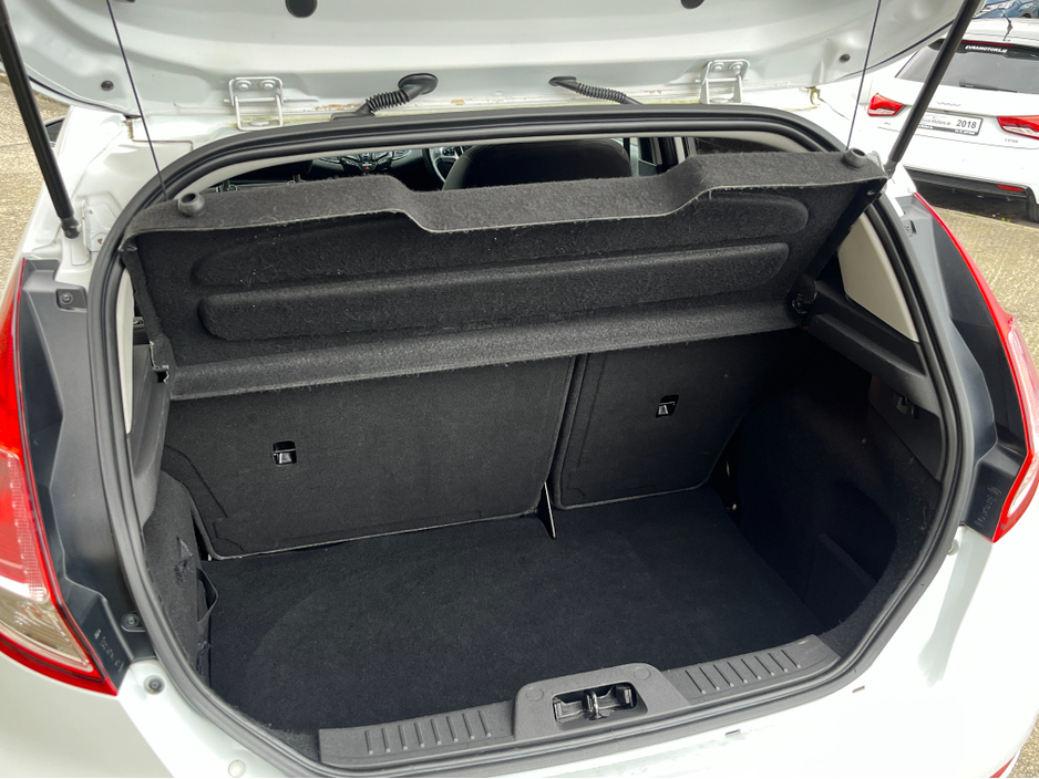 2016 Ford Fiesta - image 8