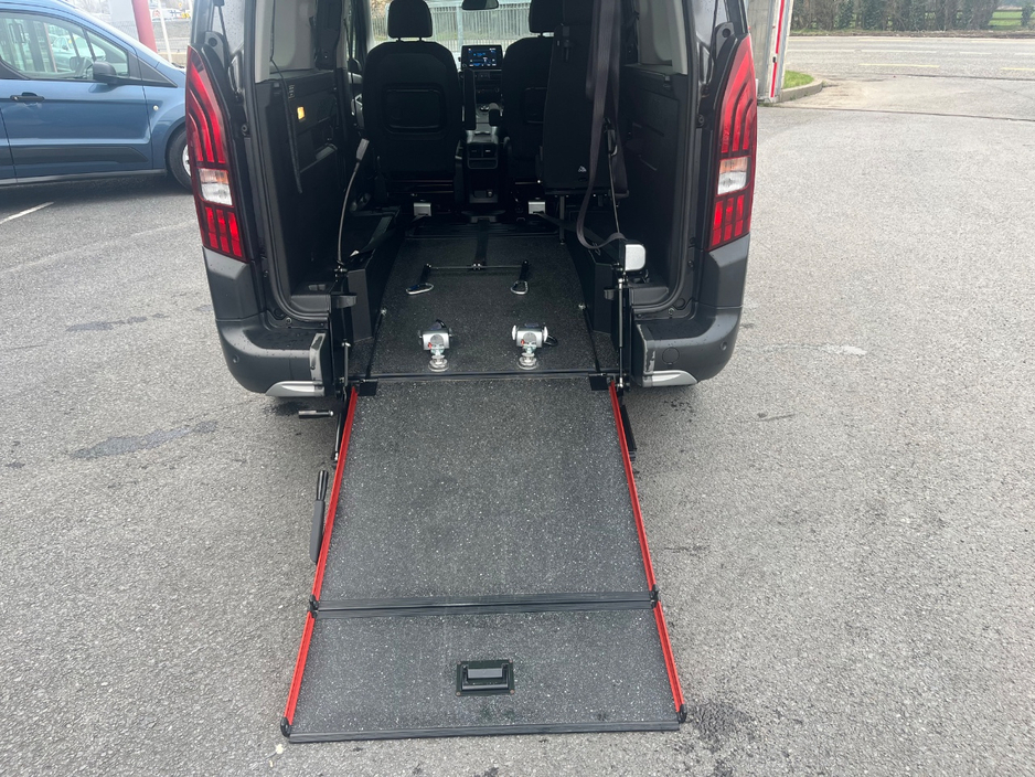 2022 Peugeot Rifter - image 10