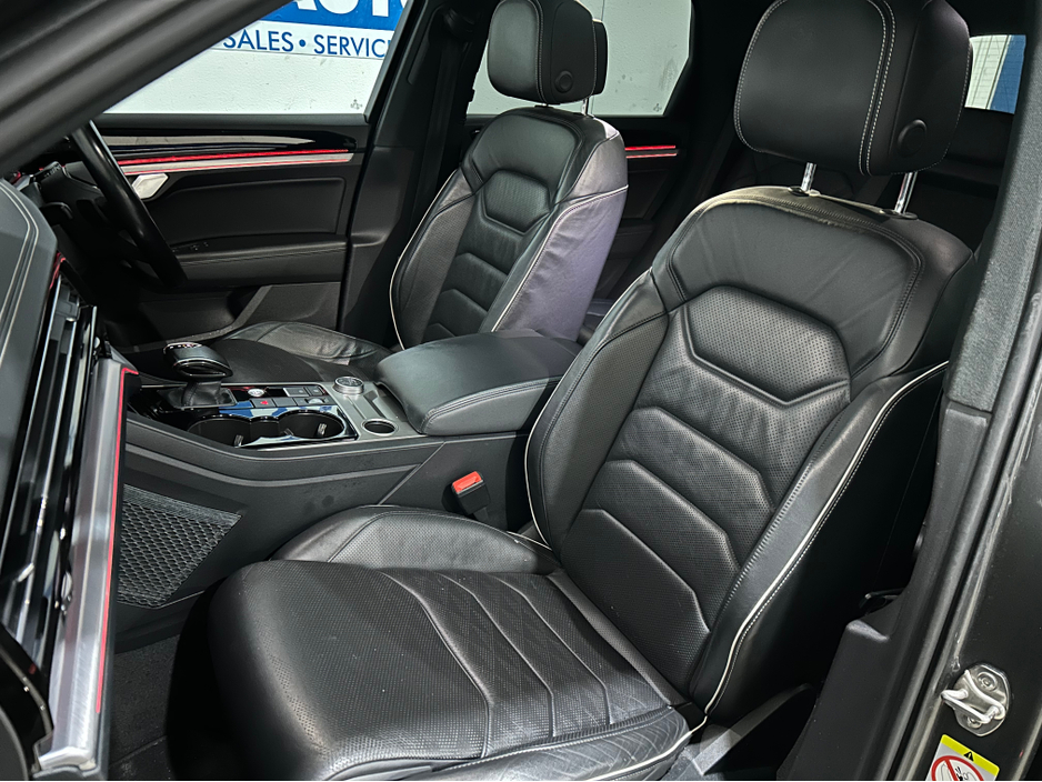 2021 Volkswagen Touareg - image 8