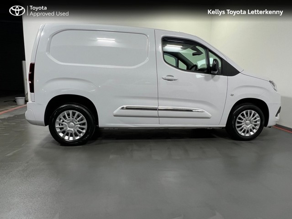 2023 Toyota Proace City - image 3