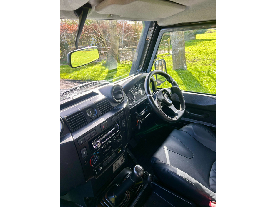 2017 Land Rover Defender - image 20