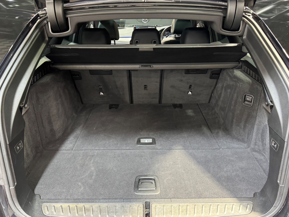 2021 BMW 5 Series - image 30