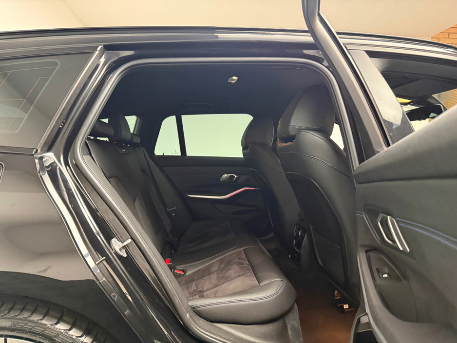 2023 BMW 3 Series - image 12