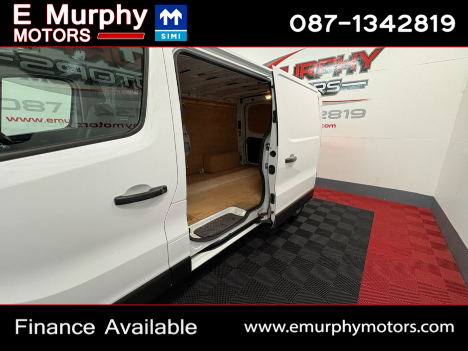 2022 Renault Trafic - image 12