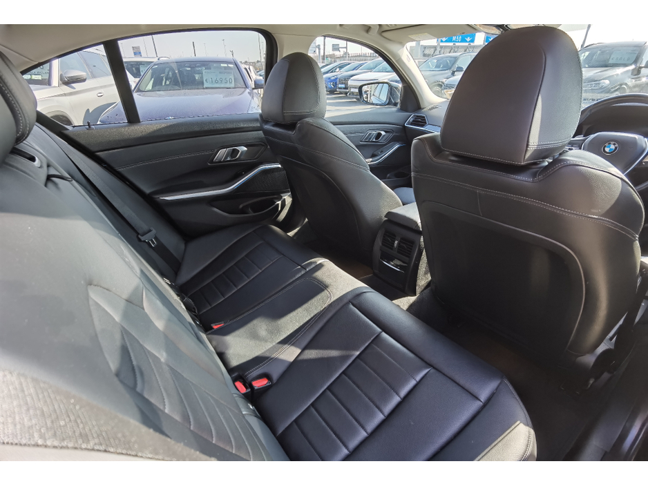 2021 BMW 3 Series - image 12
