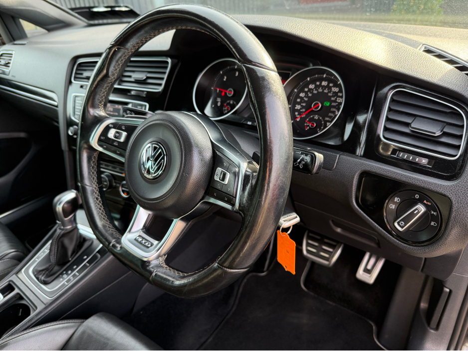 2015 Volkswagen Golf - image 3