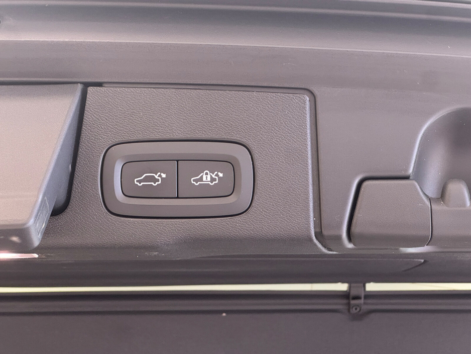 2024 Volvo XC60 - image 10