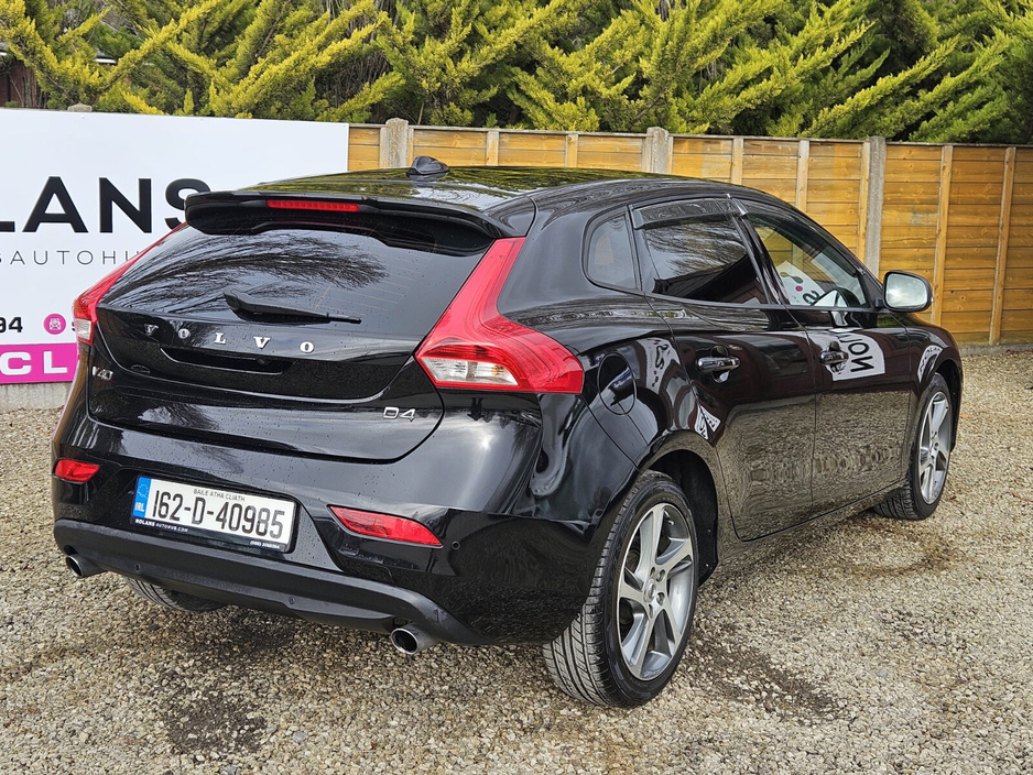2016 Volvo V40 - image 15