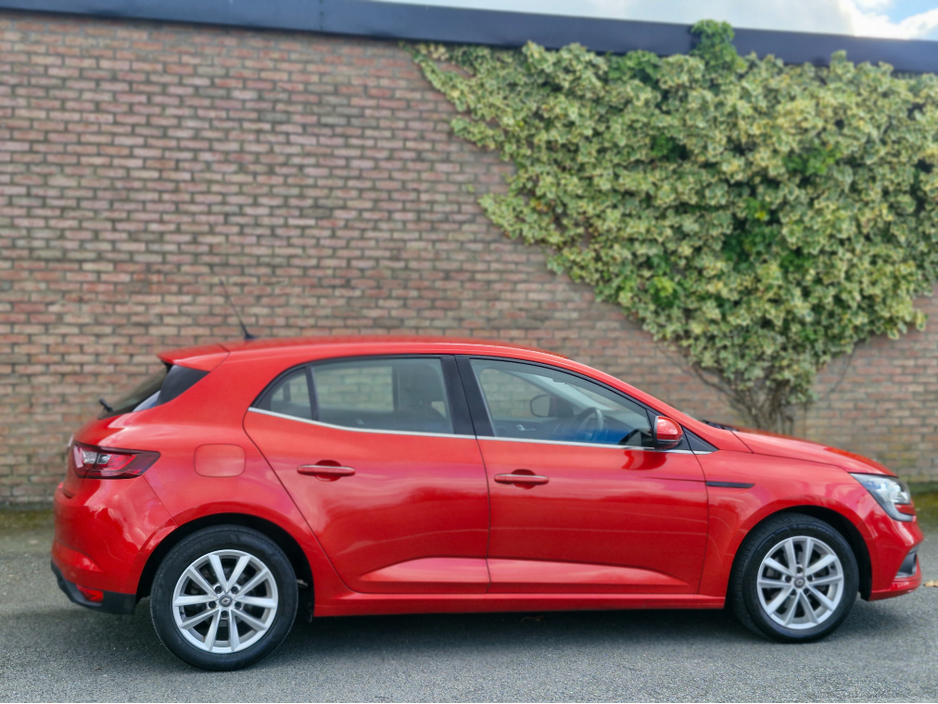 2019 Renault Megane - image 6