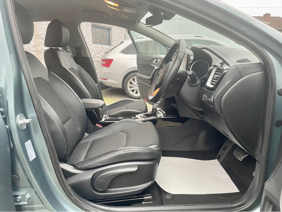 2023 Kia XCeed - image 8