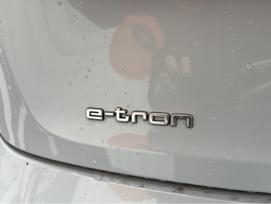 2022 Audi e-tron - image 9