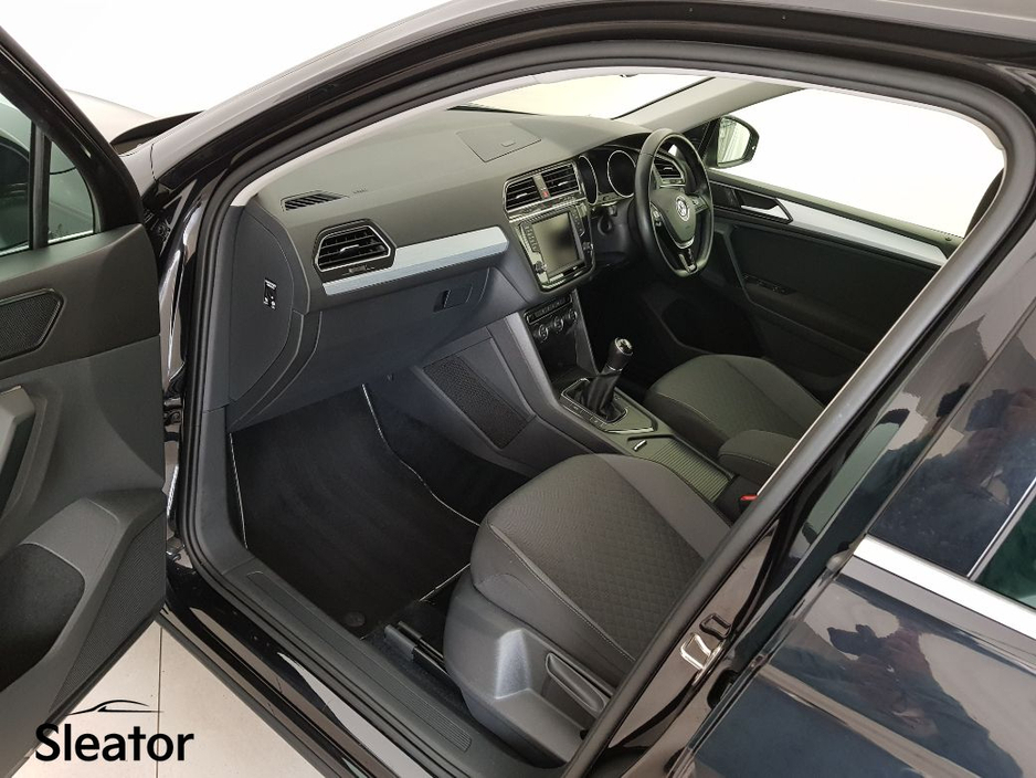 2017 Volkswagen Tiguan - image 6