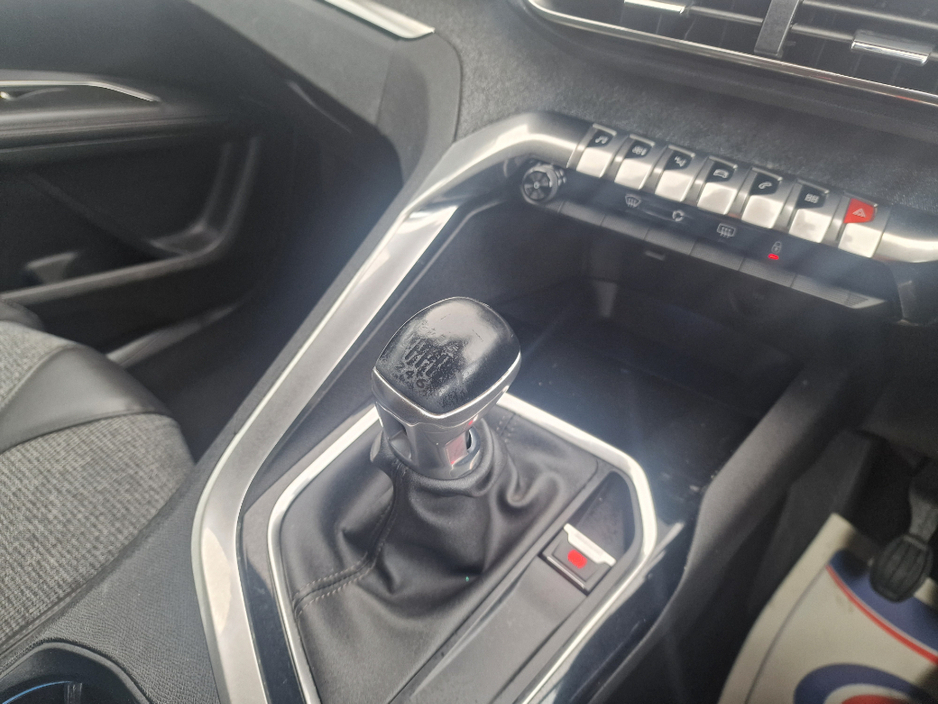 2018 Peugeot 5008 - image 9