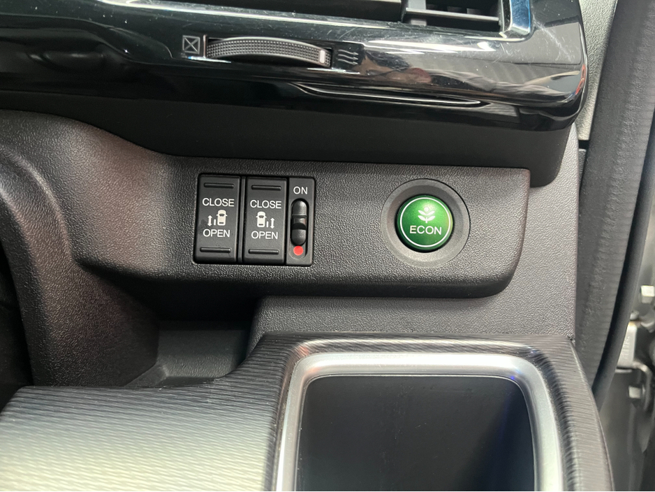 2017 Honda Stepwagon €21950! 2017 HONDA STEPWAGON SPADA HYBRID G SENSING 2.0 AUTOMATIC / CRUISE CONTROL / REVERSE CAMERA / AUTOMATIC DOORS AND MORE €21,950