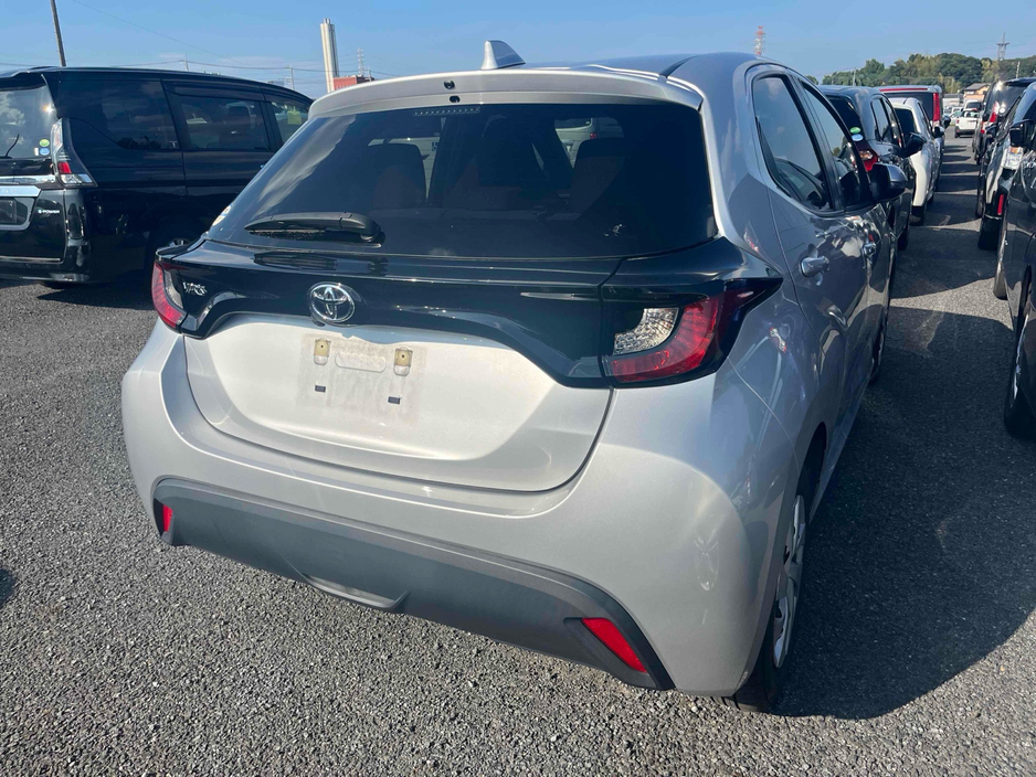 2021 Toyota Yaris - image 2