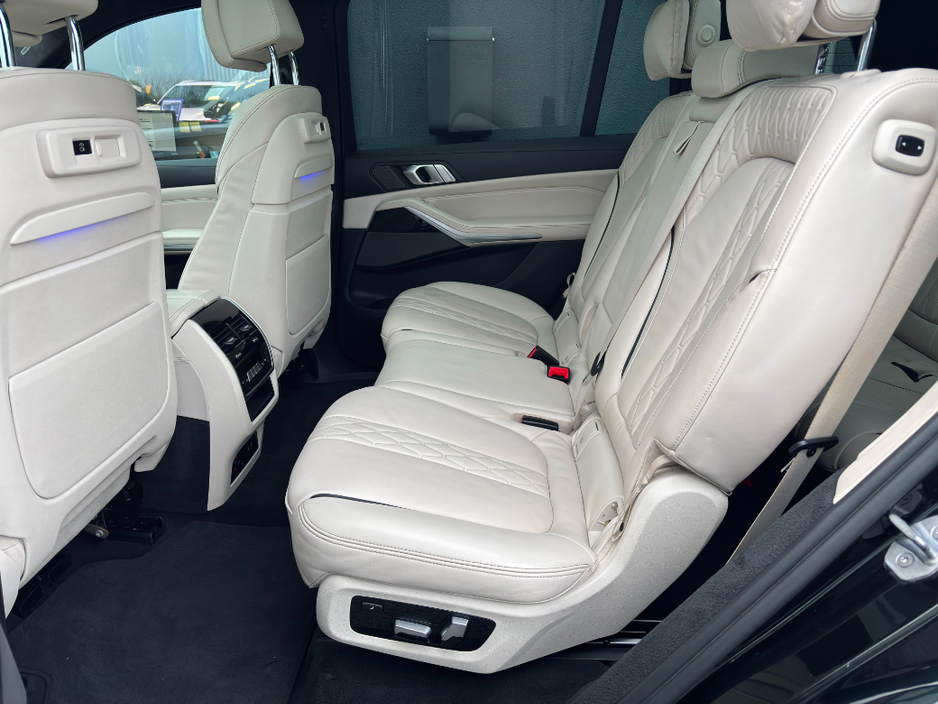 2021 BMW X7 - image 9