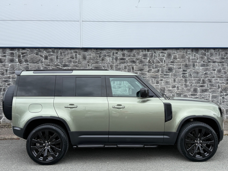 2021 Land Rover Defender - image 4