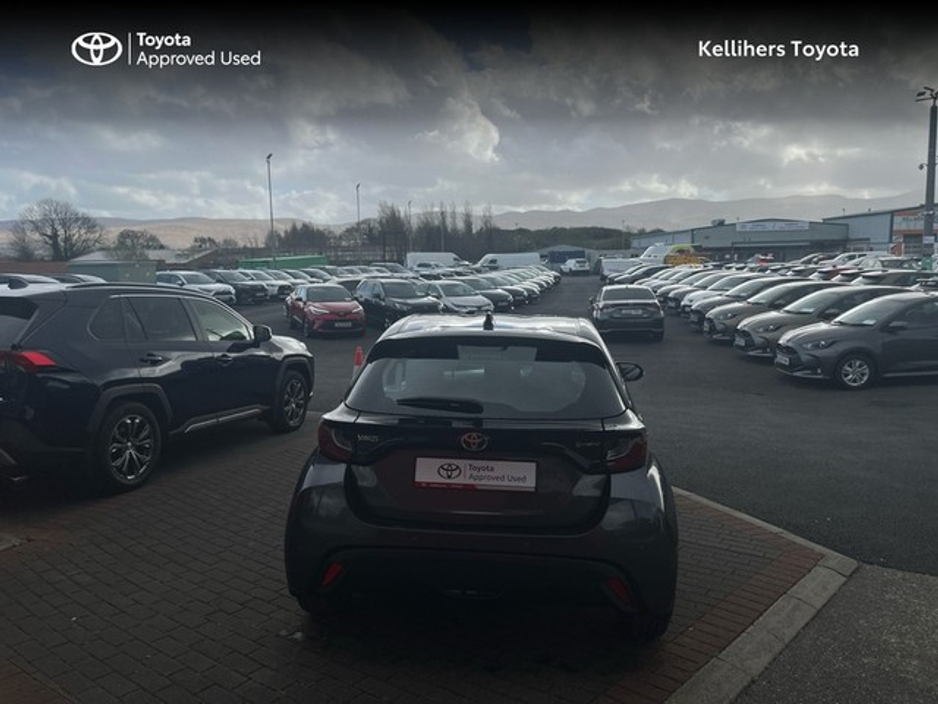 2025 Toyota Yaris - image 4