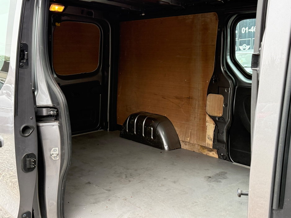 2021 Renault Trafic - image 18