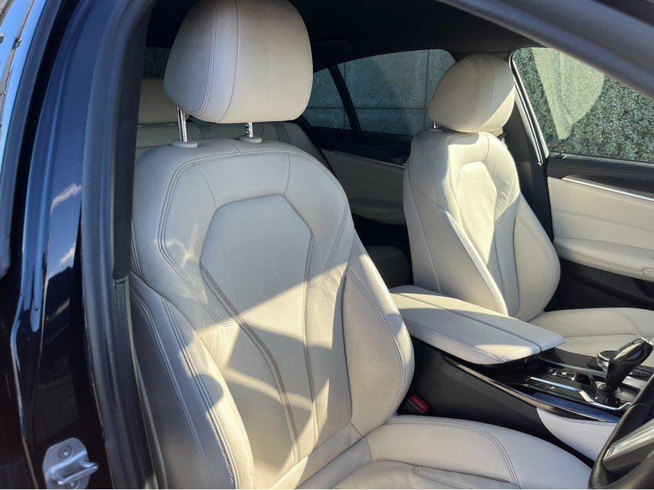 2021 BMW 5 Series - image 11