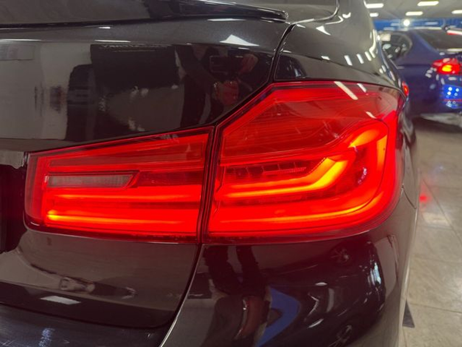 2020 BMW 5 Series - image 19