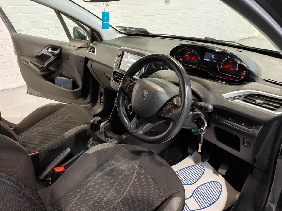 2014 Peugeot 208 - image 12