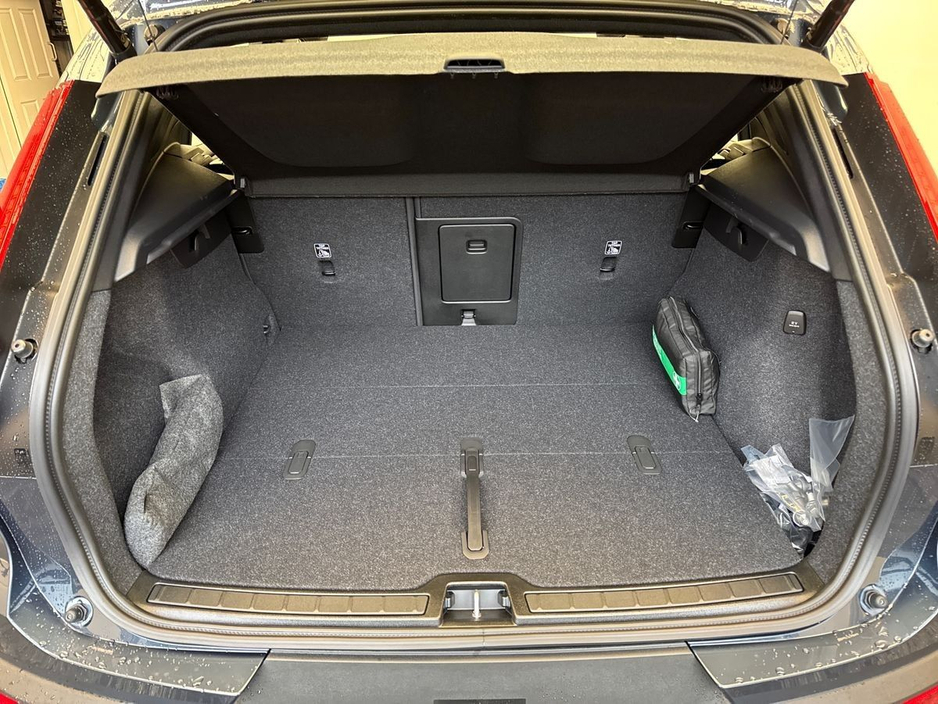 2026 Volvo XC40 - image 9