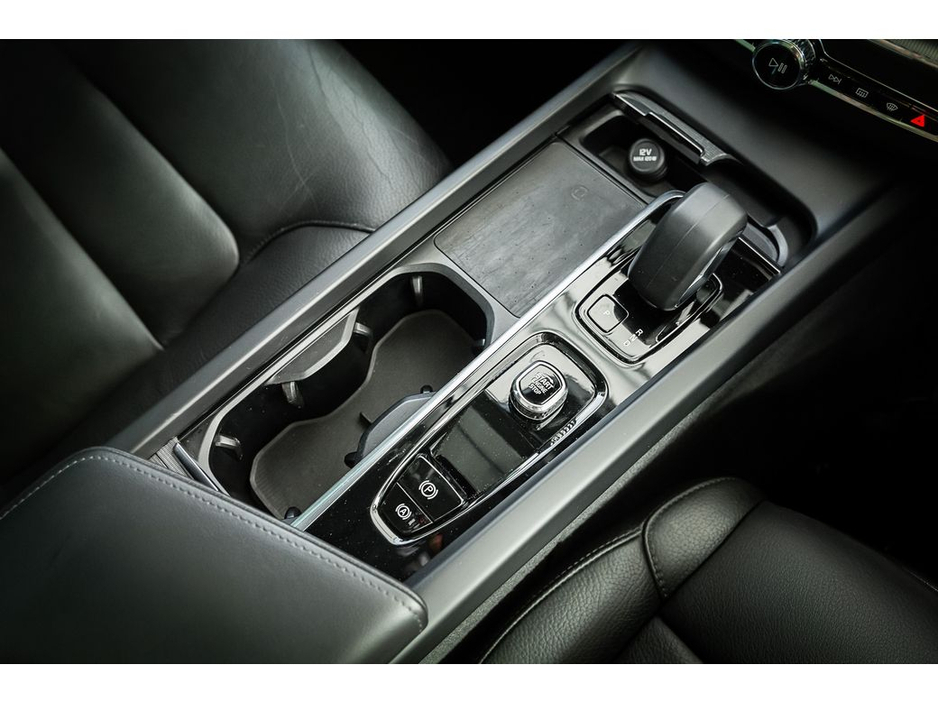 2022 Volvo XC60 T6 CORE BRIGHT SUNROOF 350BHP AWD €42,899