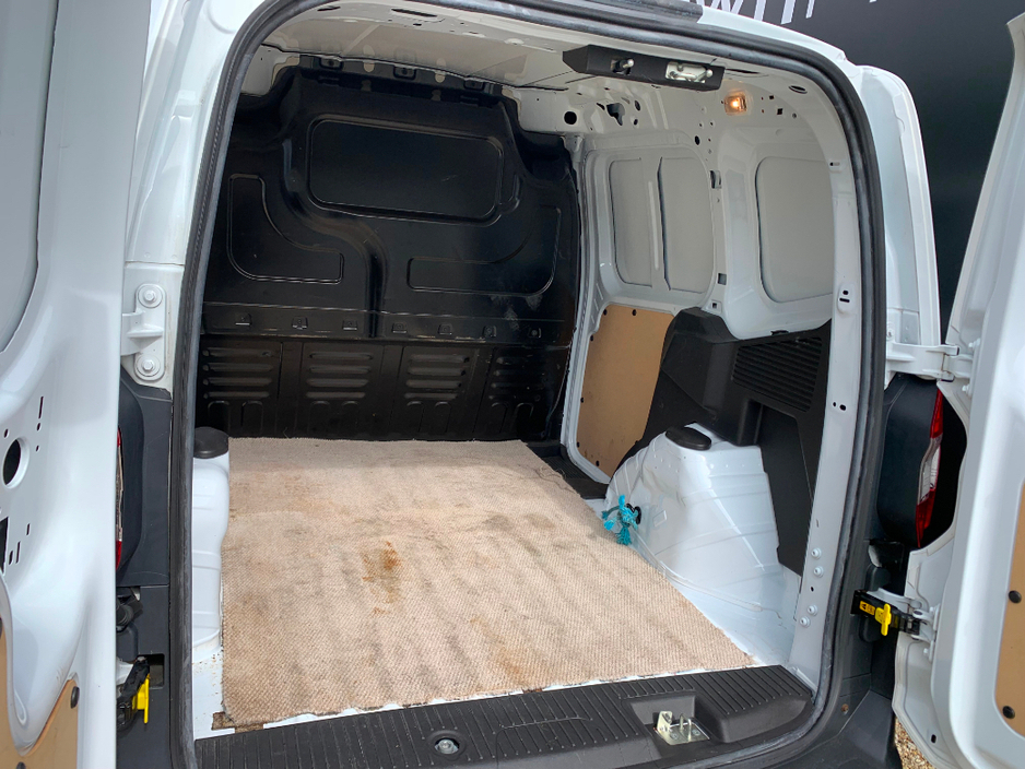 2018 Ford Transit Courier - image 9