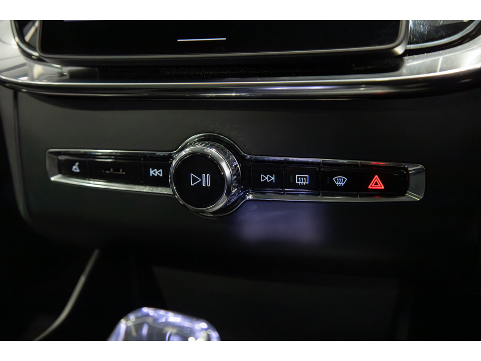 2025 Volvo XC90 T8 PHEV 455hp Plus (Dark Theme) €78,950